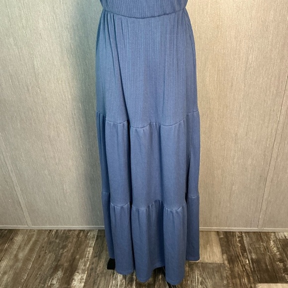 Gilli Sleeveless Blue Maxi Dress Size Medium - Picture 2 of 12